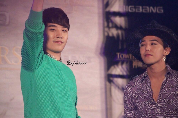 KwonHi2's tweet image. Tại sao cái góc hình nào có 2 người cũng thấy Ji Yong ngó chằm chằm vô thằng nhỏ hết á????? Wae?????