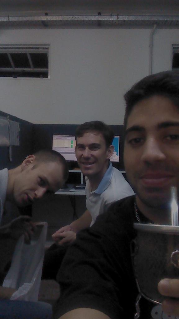 salomonesasi's tweet photo. Noches laborales @NicoBach25 http://t.co/slRbGcYU8n