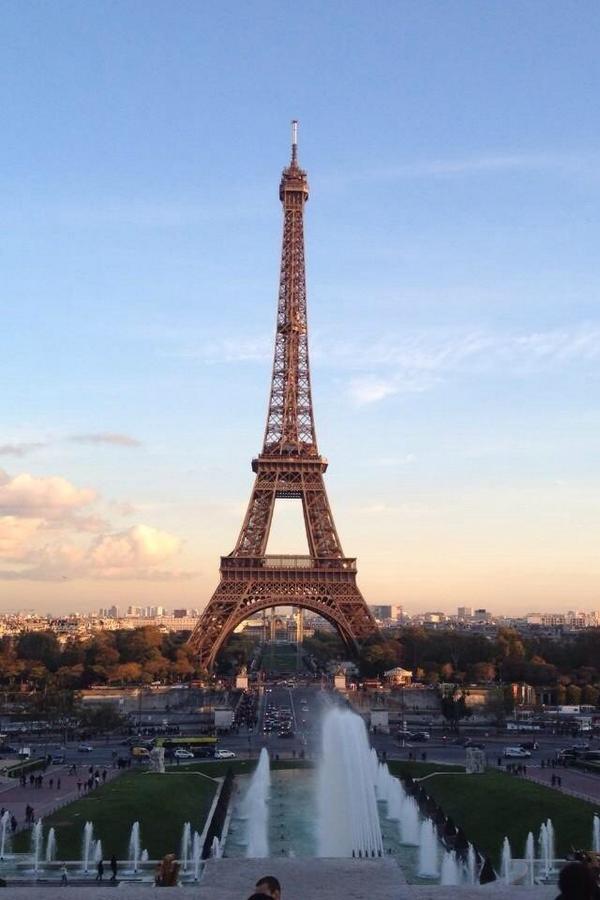 •
أنتـه فـ بـاريـس وأنا بالقصـيد أستعـيد
     طـاري همـومٍ قديـمه بالحشـا أخـفـيتهـا ،،