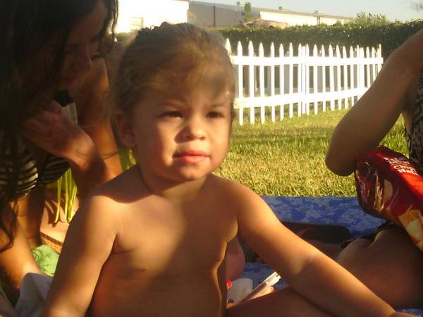 sandradife's tweet photo. Mis buenos dias de hoy van para mi niña q cumple sus dos añitos. Se me hace un poco mas mayor. Felicidades pequeña!! http://t.co/nxbz7GssD3