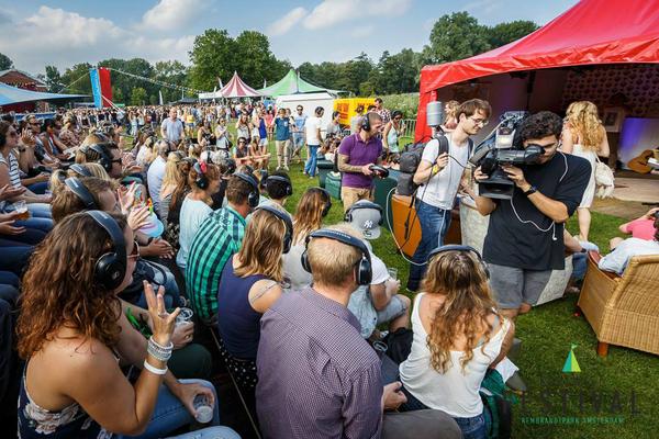 EdelWiseFest's tweet photo. Spierpijn van het lachen bij de 'Silent Komedie Kamer'! @AT5 @EvaCrutzen @stefan_pop @YENTLENDEBOER #Komedie #vermaak http://t.co/VtRMSScJ82