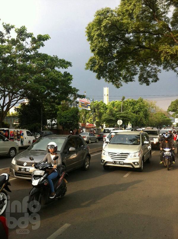 infobdg's tweet photo. #lalinBDG 16.08 : Pertigaan Pusda'i terpantau padat merayap http://t.co/98T1rysCZT