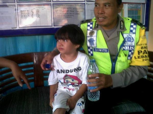 TMCPoldaMetro's tweet photo. Ditemukan anak A/N: Nurpasha Willy di Kawasan Monas Jakpus. Bagi keluarga mhn mendatangi Pospol Monas. http://t.co/kSSm8V3QDO