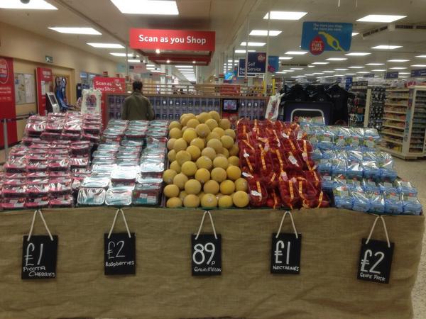 IamBLAMEY's tweet photo. Trading produce #awesome31 @Em_j_Taylor @ProduceAcademy @greengrocer31 @SarahLawls http://t.co/doyl0xHGDv