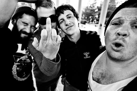 730no's tweet image. ♫ Videopremiere: @Pybanen fra Bergen låter som en stor vegg med mord... I følge dem selv: 730.no/musicitem.aspx…