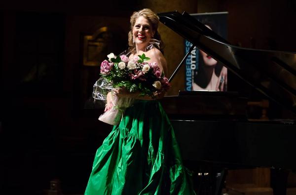 LadyeMaxwell's tweet image. Amazing Sondra #Radvanovsky in a @OscarPRGirl gown at Ottawa Chamberfest, July 27.