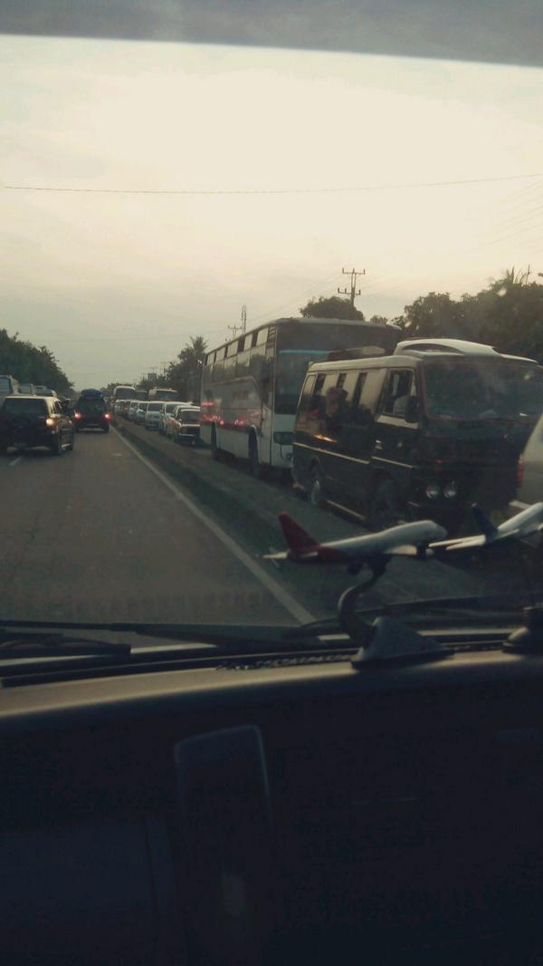She_ima's tweet image. Kondisi jalur menuju jawa tengah sebelum jembatan comal macet, jln ditutup utk arus balik @TMCPoldaMetro