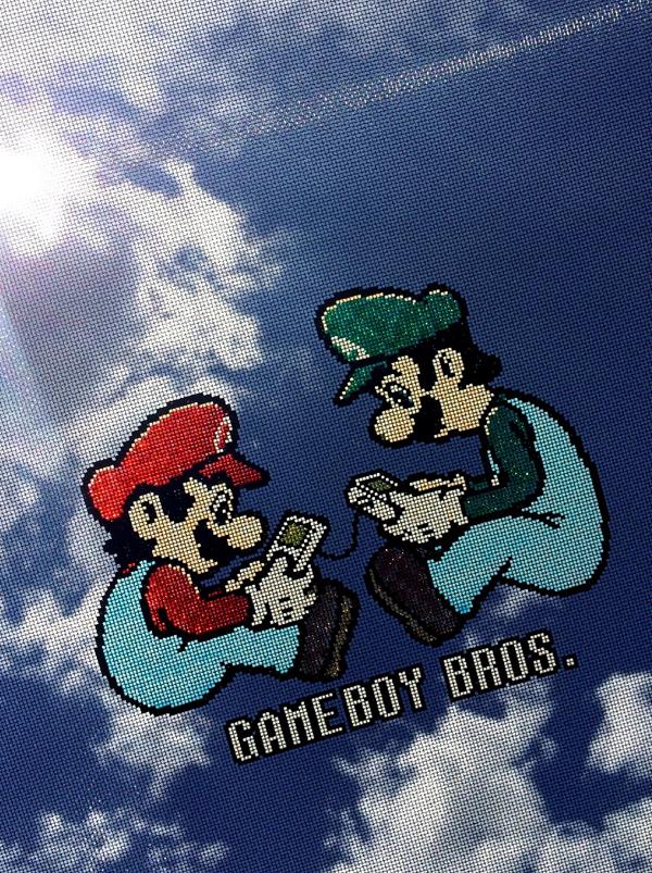 ハチマリ3 Twitterren 夏だ 網戸ットだ って事で 網戸にゲームボーイ兄弟を描いたっす ﾉ 8bit Shugei Http T Co Pilmn6tbl8