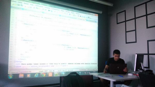chumbychum's tweet image. @cgarciavicente explica su proyecto de desarrollo #php @coderswitch @Desinvisibles
