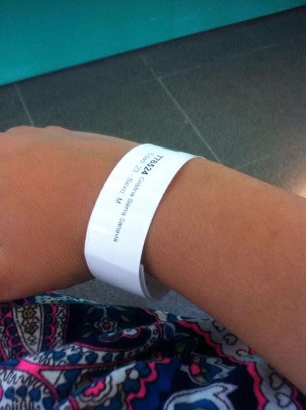 Criiss2404's tweet photo. Mi tarde iba a ser de piscina pero se ha convertido en un todo incluido directo al hospital xD http://t.co/6NtoPCKShA