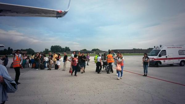 Ambulanze in pista all'areoporto #Treviso malori e guasti al volo #Ryanair #FR5050 #TrevisoLamezia @ITnewstv24