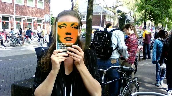 bookasface's tweet photo. Wayne Dyer - Het heft in eigen handen (bookfaced by Su Tomesen, Amsterdam 2014) @boekface - http://t.co/GD6vbcmCld http://t.co/R85neLcNqk