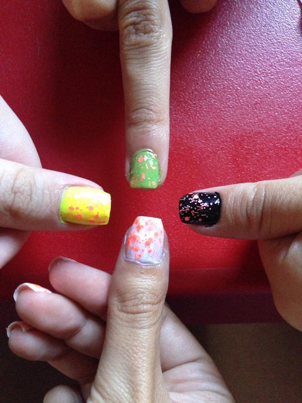 Natalia__HM's tweet photo. Tarde de uñas! @raquelgachi @taniaadt @__Miriam_ http://t.co/yhaFfSFd3G