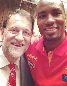 Rajoy se hace un 'selfie' con Ibaka en Moncloa bit.ly/1o8l04q