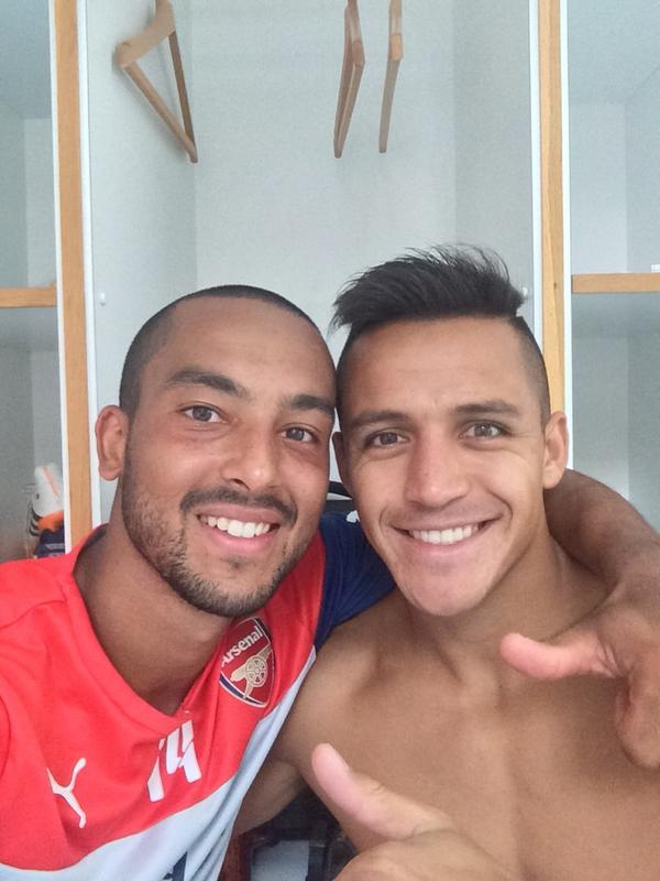 biobiodeportes's tweet photo. El 'amenazante' mensaje de Theo Walcott junto a Alexis Sánchez: "Cuídate Premier League" http://t.co/XxIUm0jlAT http://t.co/IAVMpky63p