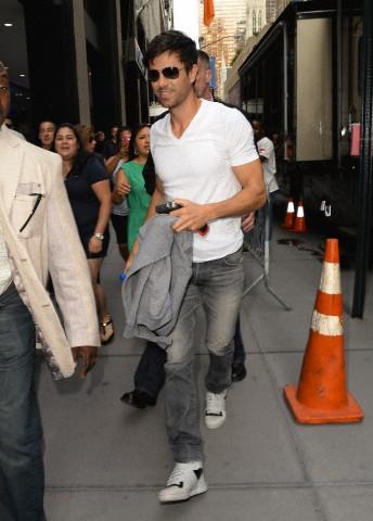 EnriqueGang's tweet photo. [PHOTOS] [HD] Enrique Iglesias outside the Z100 in NYC :) http://t.co/25zBMa4ikp