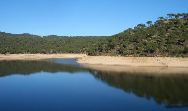 tipicademadrid's tweet photo. El Pantano de San Juan es lo más parecido a una playa que tiene Madrid. http://t.co/s8so36lsYN