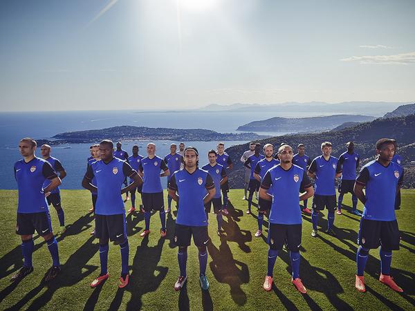 nikefootfrance's tweet photo. Prêts pour le combat. Découvre le nouveau maillot extérieur de l'@AS_Monaco. http://t.co/Y6F3yuYSyR http://t.co/ptupxltFeY