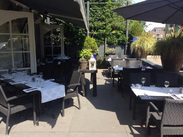 RestaurantLugar's tweet photo. Wij kennen geen zomersluiting. Kom en geniet van uw vakantie bij ons op het terras http://t.co/4yr1TbCX90