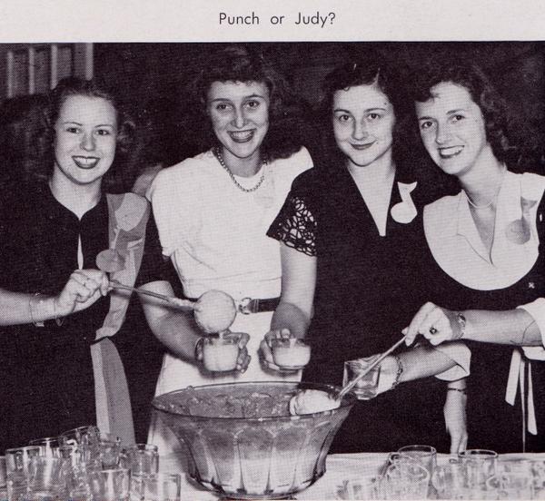 ChiOArchives's tweet photo. #TBT These Sisters @MU_ChiOmega are ready to welcome new members in 1946 @MiamiU_PHC #welcometoxandhorseshoe http://t.co/ZHY0tq46cc