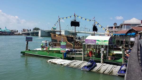 JohnsPassFL's tweet photo. Getting ready for a parasail http://t.co/X6uCqLL4zD