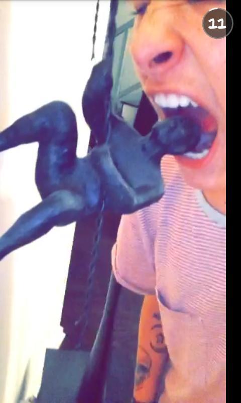 CuteO2Lpics's tweet image. Kian eating a statue 😂