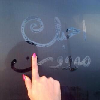 •
كل ماشفت الندى .. فـــوق الزجاج
     أكتب أحبك موت من حبر ... سبابتي .!