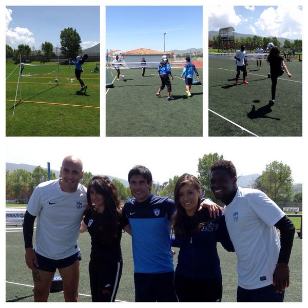 Tuzos's tweet photo. Al finalizar el entrenamiento Alustiza, Avilés y Nahuelpan jugaron Tenis-Balón con dos alumnas de la @unifutbol http://t.co/GAg3jst0xM