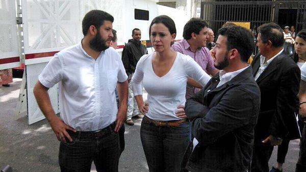 TnteMas's tweet photo. Atacaron a María Corina Machado durante una asamblea http://t.co/4cqx08Hmai http://t.co/WxqIpAWhb5