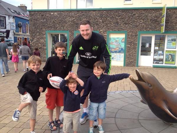 ShaneFole's tweet photo. @Paul_OConnell @Munsterrugby @ConorMurray_9 @docallaghan4 @peterom6 met some gentle giants tonight #MunRace14#dingle http://t.co/fmQVt5fdAx
