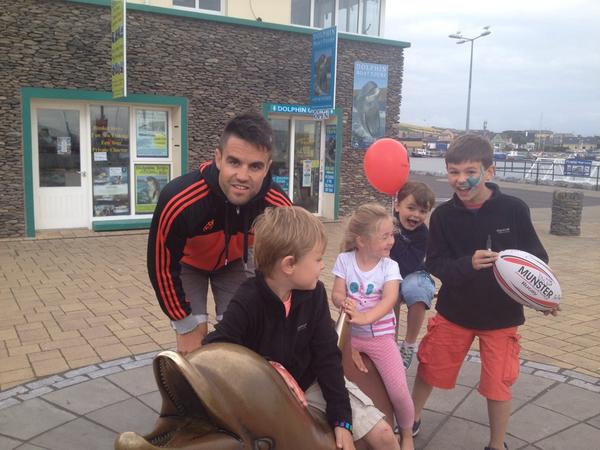 ShaneFole's tweet photo. @Paul_OConnell @Munsterrugby @ConorMurray_9 @docallaghan4 @peterom6 met some gentle giants tonight #MunRace14#dingle http://t.co/fmQVt5fdAx