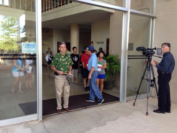 KaLeoOHawaii's tweet photo. UH President David Lassner is speaking to the protesters at Bachman Hall at #uhmanoa http://t.co/rZYdMQuSmM