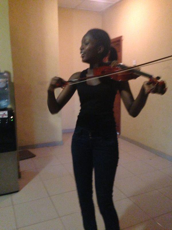 call_me_illda's tweet photo. Playing the violin http://t.co/Wbc1y29MjI