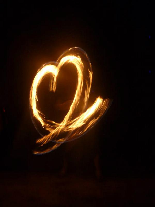 AmyGoGo's tweet image. Romance is fire &amp;amp; passion. This heart was captured at my wedding by a fire dancer. #loveisajourney #proflowerssweeps