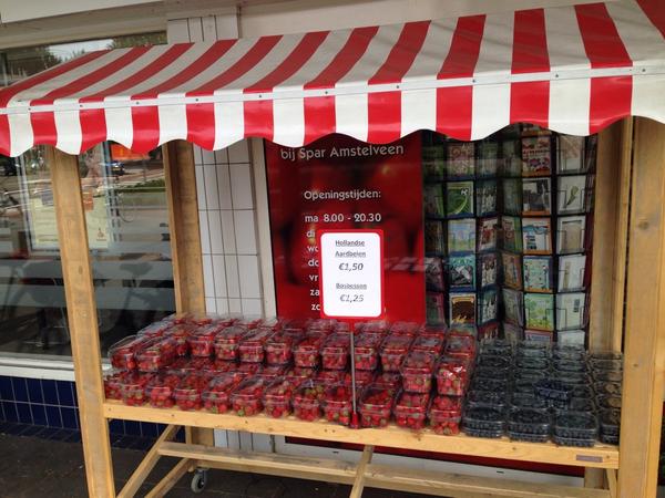Zooo, de mooie handel ligt weer in de winkels!
 Heerlijke aardbeien €1,49 en zoete bosbessen €1,25...😃👍