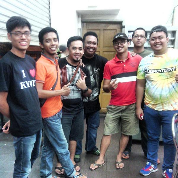 syafiq_polaris's tweet photo. lpak mamk kbtulan ade abg rahim @RahimR2 n adik dia lepak meja sblah kitorng..ape lgi..snap pic same2 r..he's nice.. http://t.co/Ij2gdfX5tE
