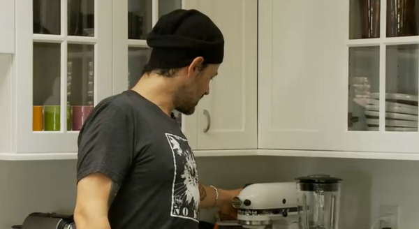 VyRT's tweet image. #CookingWithTomo: Don't forget - Set your oven to 350*F while we're prepping the Cookie Dough! bit.ly/VyRTcwt
