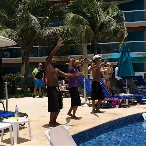 SDW911S's tweet photo. @hrhcentertain great place ! Great staff !! #Cancun #hardrock http://t.co/v6il2GXjtw