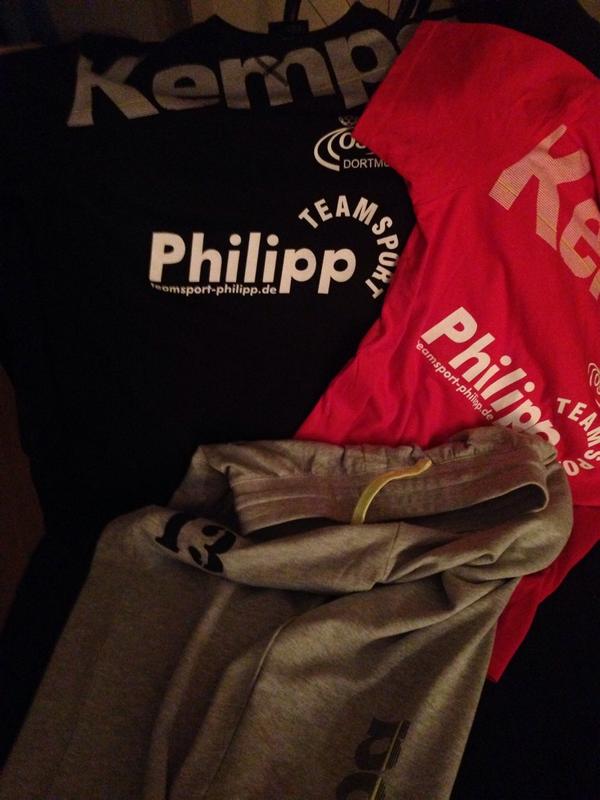 Heute gab es die neuen Trainingsklamotten! Hübsch sind se geworden <a href="/sportphilipp/">Teamsport Philipp</a>
