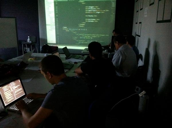 coderswitch's tweet image. Último día de clase: presentaciones a tope, hamburguesas y gracias a @myownthingss, chapas :)