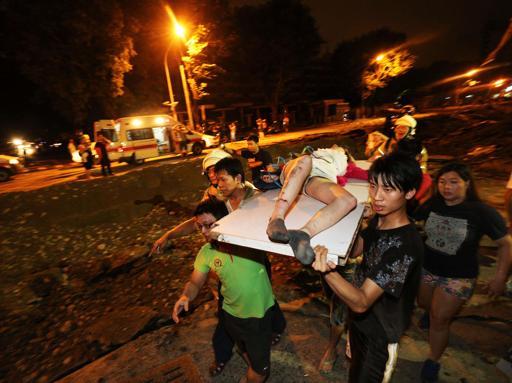Corriere's tweet photo. Taiwan, esplode gasdotto: 15 morti  Le immagini  http://t.co/bl2AZytkJz http://t.co/BtKKauVhEO