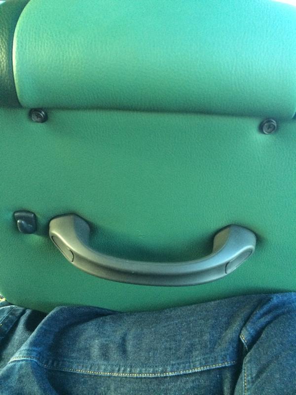 mangelrogel's tweet image. El asiento del autobús tiene una cara extraña. Quiere violarme.