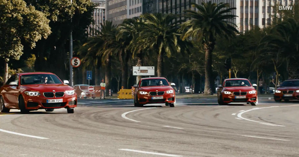 BBC_TopGear's tweet photo. You've heard of flashmobs, now meet #BMW's driftmob. This is synchronised sliding, M235i-style
http://t.co/e7xHdLaOKX http://t.co/eGwajFI639