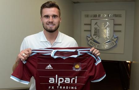 DeadlineDayLive's tweet photo. Photo confirmation of Carl Jenkinson's one-year loan deal to West Ham. (Source: @whufc_official) http://t.co/5OqKucxy3D