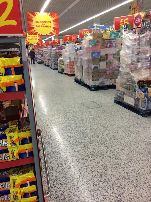 motorsumo1987's tweet image. @asda what's going on drinks clogging up the bread isle #cannotshop