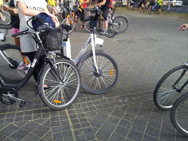 ¡¡Qué de bicis por Madrid!! 
Y bicis de @BiciMAD por tooodas partes, ¡también en la #labicicritica! #byebyeOzonoMalo