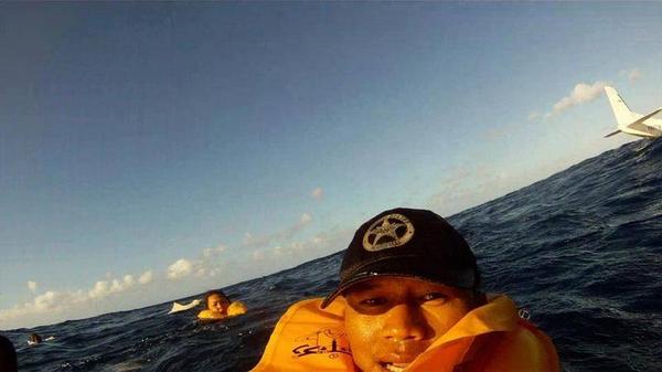 Arabdetrop's tweet image. ton avion i se crashe tu fais quoi ? un selfie bien entenduuuu