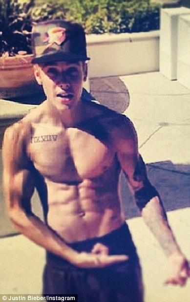 unfamiIiar's tweet photo. Now I understand why Drake Bell is so mad at Justin 

#MTVHottest Justin Bieber http://t.co/B0QI3dqGM7