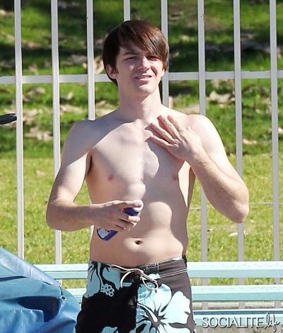 unfamiIiar's tweet photo. Now I understand why Drake Bell is so mad at Justin 

#MTVHottest Justin Bieber http://t.co/B0QI3dqGM7