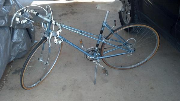 InDustWeTrustt's tweet photo. Anyone interested in buying this bike DM me! 1980 10 speed Motobecane Guaranteed to up ur swag levels by at least 50% http://t.co/BMTGDCX8hG
